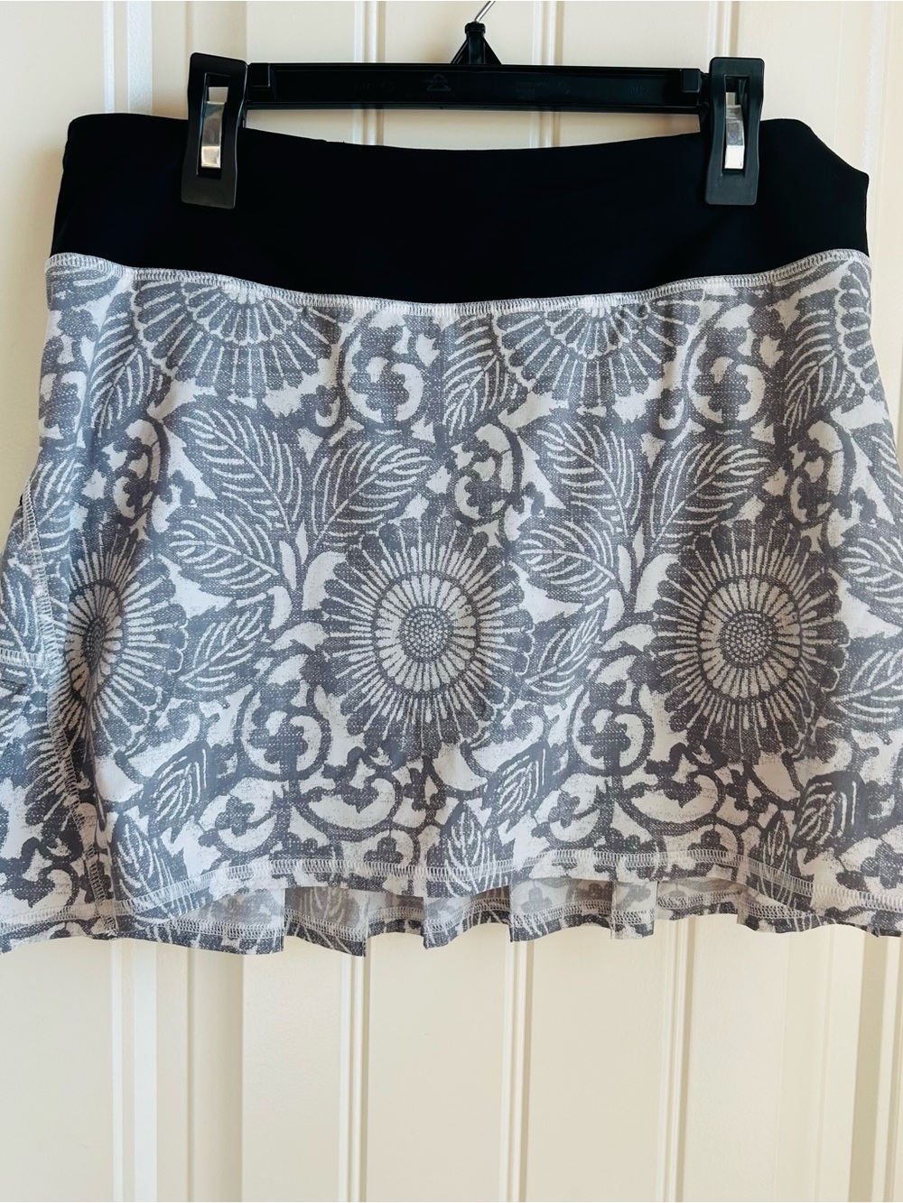 Lululemon Floral Lace Overlay Skirt with Black Waistband - Gray/White